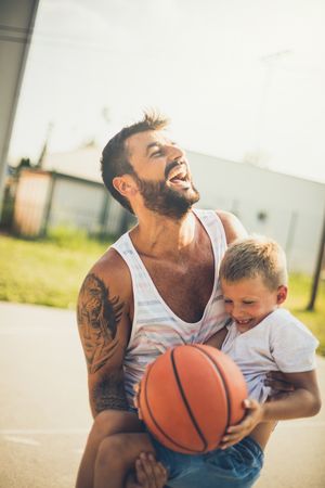 Vater und Sohn Gesundheitstag Salus BKK Vater mit Sohn am Basketball